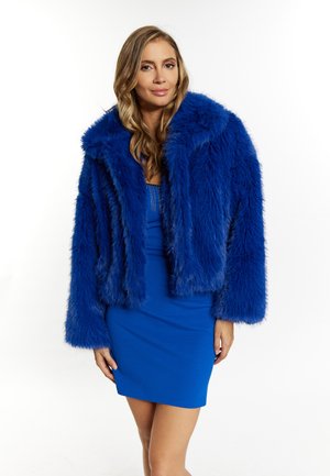 Faux fur jas in levendig blauw, cropped ontwerp met een brede kraag en lange mouwen. Draag het over een bijpassende blauwe, getailleerde jurk.