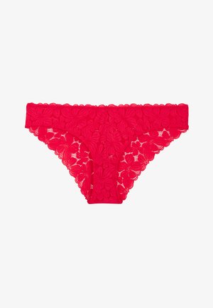 Sous-vêtement féminin style bikini en dentelle rouge avec motifs floraux et bords festonnés sur fond blanc.