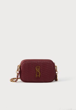 Sac à main matelassé bordeaux de forme rectangulaire, avec des accessoires en or et un logo gaufré. Il possède une bandoulière en chaîne et une fermeture à glissière.