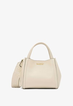 Sac à main en cuir beige au design structuré, avec de courtes poignées supérieures et une bandoulière amovible, comportant des accents en relief et un logo doré.
