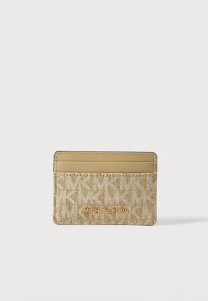 Μπεζ θήκη καρτών Michael Kors με πολλές θήκες για κάρτες και μοτίβο με το χαρακτηριστικό λογότυπο στην υφασμάτινη επιφάνεια.