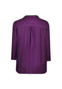 Blusa viola con maniche 3/4, caratterizzata da righe verticali, un dettaglio di piega sul retro e un colletto. Tessuto leggero con una consistenza morbida.