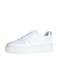 Witte leren sneakers met een gladde afwerking, ronde neus, vetersluiting aan de voorkant en een dikke witte rubberen zool met subtiele stikseldetails.