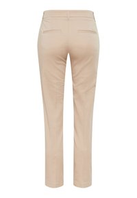 Beige broek met een rechte snit, voorzien van twee achterzakken en een gladde textuur. Eenvoudig ontwerp, zonder zichtbare patronen of accenten.