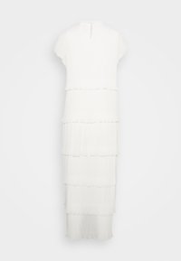 Vestido branco em camadas com bainha em ondas e mangas curtas. Apresenta uma abertura em forma de olho nas costas e um tecido suave e texturizado. Design até ao chão.