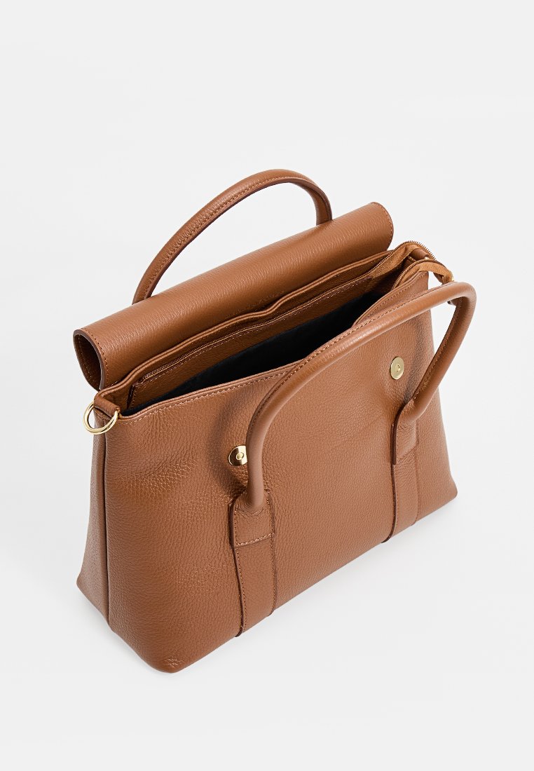Braune Lederhandtasche mit strukturierter Form, glatter Oberfläche, doppelten Griffen und einem Klappenverschluss mit goldfarbenen Akzenten. Innenfutter ist schwarz.