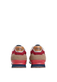 Sneaker retro rosse e beige con tomaia in camoscio, accenti bianchi e blu, e branding sul tallone "PEPE JEANS" con "1973" sul retro.