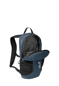 Zaino blu navy con apertura con zip, tasca laterale in rete nera, tessuto texturizzato e logo sul davanti. L'interno ha una fodera liscia.