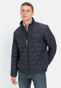 Mørkeblå quiltet jakke med lynlås foran, to brystlommer og struktureret krave. Med toggle og logo detaljer. Glat stoftekstur.