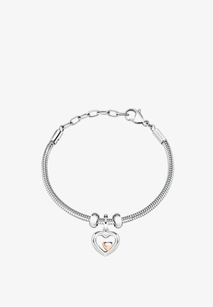 Bracciale d'argento con una catena a serpente flessibile, caratterizzato da un ciondolo a forma di cuore con un piccolo cuore in oro rosa incastonato all'interno. Chiusura a moschettone.