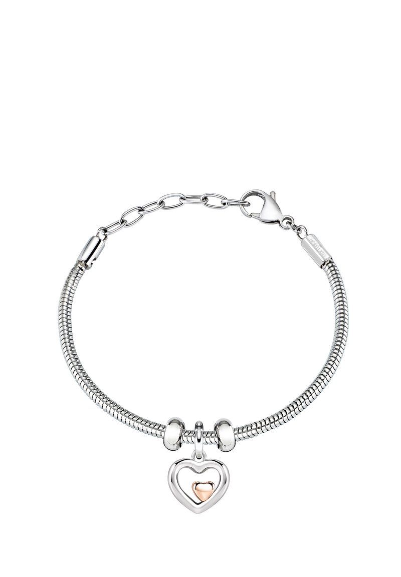 Bracciale d'argento con una catena a serpente flessibile, caratterizzato da un ciondolo a forma di cuore con un piccolo cuore in oro rosa incastonato all'interno. Chiusura a moschettone.