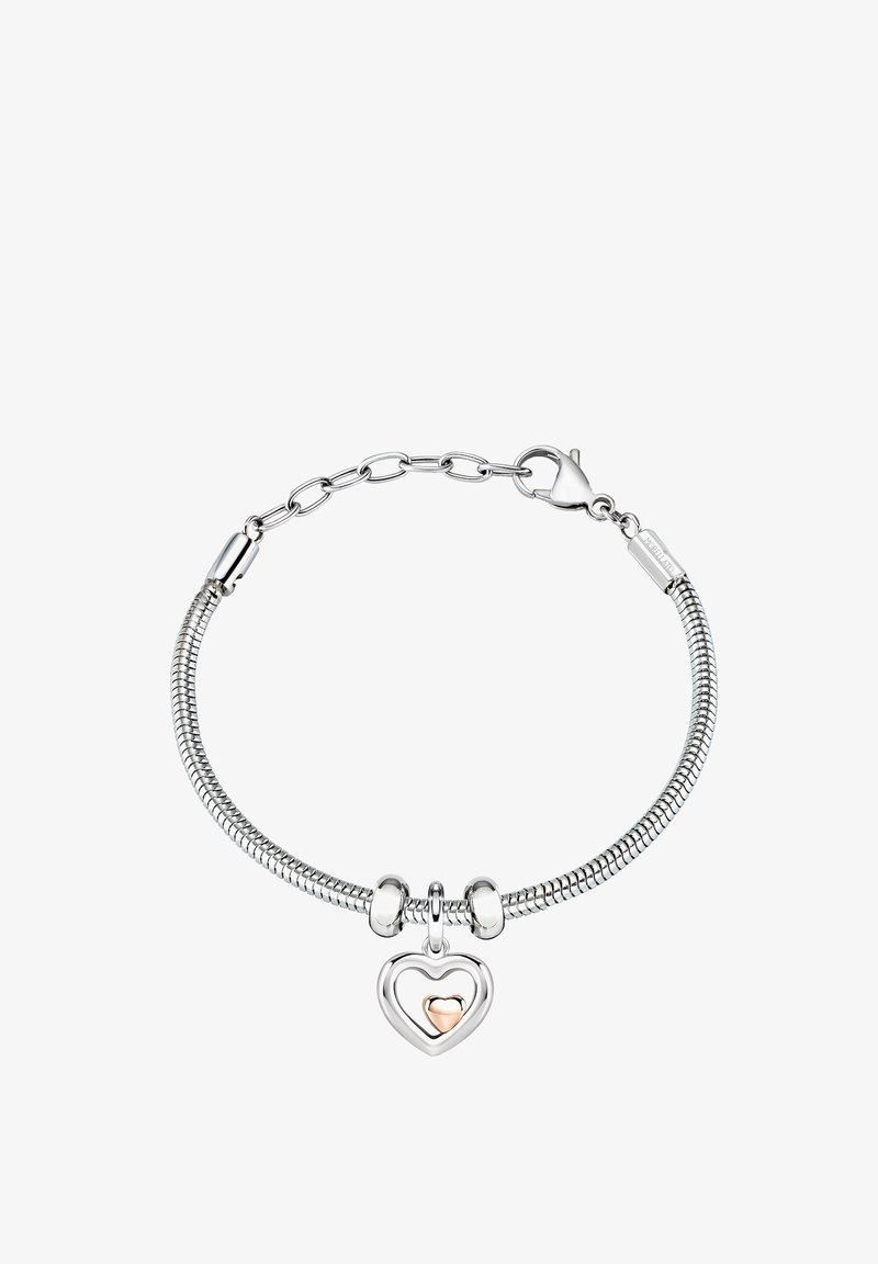 Bracciale d'argento con una catena a serpente flessibile, caratterizzato da un ciondolo a forma di cuore con un piccolo cuore in oro rosa incastonato all'interno. Chiusura a moschettone.