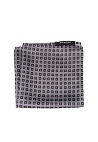 Hall põletav taskurätt hallis, millel on väikeste mustade ruutude muster valgete aktsentidega. Volditud ja pealne serv on tähistatud sildiga.