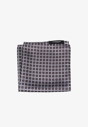Zijde pochet in grijs met een patroon van kleine zwarte vierkanten met witte accenten. Gevouwen met een label op de bovenrand.