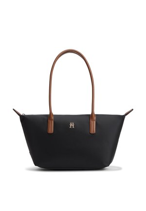 Zwarte tote tas met bruine leren handvatten en een klein metalen logo aan de voorkant, weergegeven op een witte achtergrond.