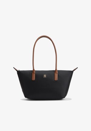 Sort tote taske med brune læderhåndtag og et lille metallogo på forsiden, vist på en hvid baggrund.