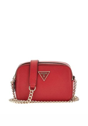 Sac bandoulière de la marque Guess rouge avec surface texturée, bandoulière chaîne dorée et fermeture zippée sur le dessus.