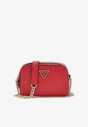 Sac bandoulière de la marque Guess rouge avec surface texturée, bandoulière chaîne dorée et fermeture zippée sur le dessus.