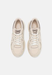 Sneaker beige in rete e scamosciato con lacci bianchi, caratterizzati da una punta arrotondata e una suola imbottita. Accenti grigi sottili sulla tomaia.