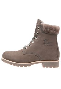 Botine gri din suede, cu guler căptușit cu blană, vârf rotund și cu urechi metalice. Talpă din cauciuc cu o textură robustă pentru aderență.