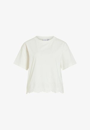 Baltas trumpomis rankovėmis palaidinė su banguotu apdailos kraštu ir subtiliu gėlių siuvinėjimu apatiniame krašte, apvalia iškirpte, laisvo silueto.