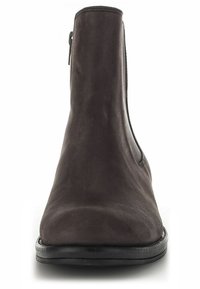 Bota de cuero marrón hasta el tobillo con una textura suave, punta redondeada, cremallera lateral y una suela delgada y plana. Costuras claras que resaltan las costuras.