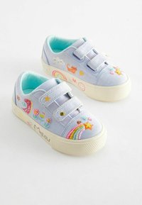 Světle modré plátěné boty na suchý zip, zdobené barevným vyšíváním duhových motivů, květin, hvězd a kočky, s texturovanou gumovou podrážkou.