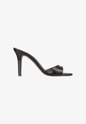 Mule in pelle nera con punta aperta, tacco alto sottile e fascia larga singola sulla parte anteriore, vista di lato su sfondo bianco.