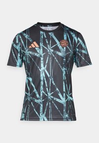 Musta urheilut-paita, jossa on abstrakti turkoosi geometrinen kuvio, oranssi FC Bayern München -logo ja kolme oranssia raitaa olkapäällä.