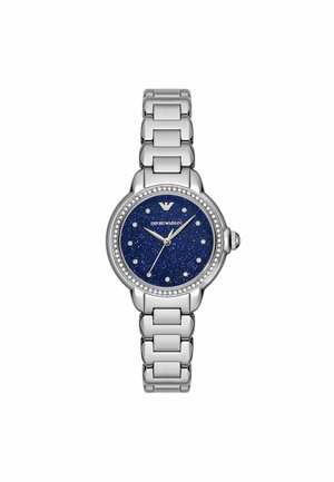 Orologio in metallo argentato con quadrante rotondo blu glitter, indicatori in diamante e una lunetta decorata con cristalli. Presenta un design a bracciale con maglie collegate.