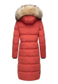 Geacă parka roșie căptușită, cu glugă căptușită cu blană, având cusături orizontale, manșete negre și un accent cu logo pe tivul inferior.