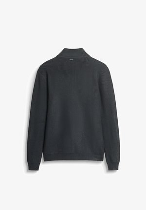 Maglione a coste di colore grigio scuro, con colletto e maniche lunghe. Presenta un tessuto texturizzato e una piccola etichetta vicino al colletto.