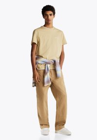 Tommy Jeans SIGNATURE TEE - Camiseta básica - relic tan