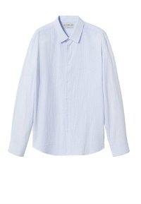 Chemise bleu clair à rayures blanches fines, manches longues et col classique. Boutons dissimulés et coupe décontractée.