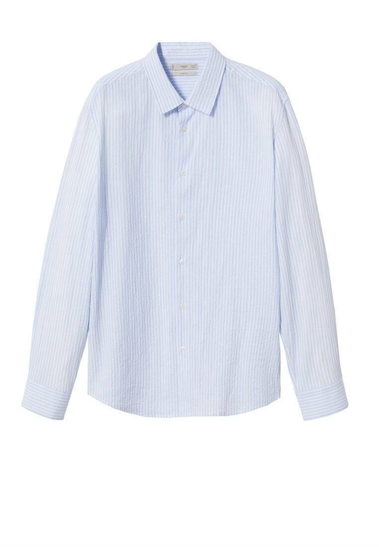 Chemise bleu clair à rayures blanches fines, manches longues et col classique. Boutons dissimulés et coupe décontractée.