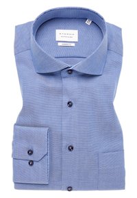 Hellblaues ETERNA-Hemd, moderner Schnitt, mit strukturiertem Material. Verfügt über einen klassischen Kragen, eine durchgehende Knopfleiste und eine einzelne Brusttasche.