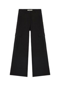 Svarta vida cargobyxor med framfickor, sidofickor med klaff och knäppning. Tillverkade av ett slitstarkt, strukturerat tyg.