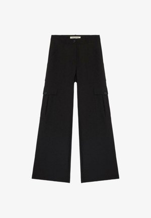 Pantaloni cargo neri a gamba larga con tasche frontali, tasche laterali con pattina e chiusura a bottone. Realizzati in un tessuto resistente e strutturato.