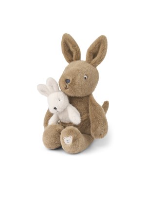 Iepuraș de pluș, blană maro cu textură moale, urechi mari, poziție așezată; ține în brațe un iepuraș alb mai mic. Logo urs pe picior.