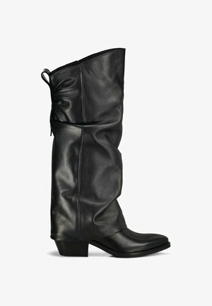 Zwarte leren laars tot halverwege de kuit met een lage blokhak, licht geplooide schacht, afgeronde vierkante neus en een treklus aan de achterkant.