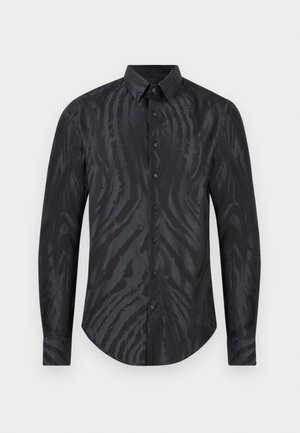 Chemise noire à manches longues avec boutons, motifs subtils de rayures zébrées sombres et col classique sur un fond uni.