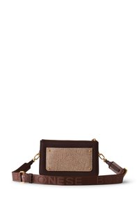 Borsa in pelle marrone con un pannello testurizzato color crema, accessori in oro e una tracolla marrone con logo impressa. Forma rettangolare compatta.