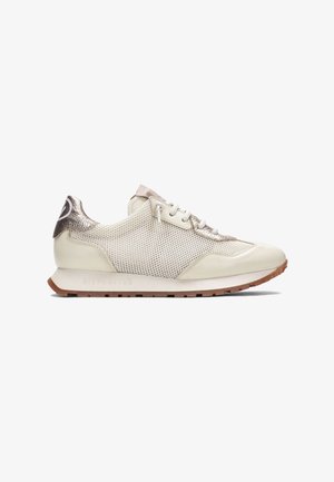 Zapatillas ligeras con una parte superior de malla, acentos en color crema y metálico, puntera redonda y suela de goma texturizada. Marcado en el talón.