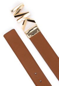 Cintura in pelle marrone con una fibbia geometrica dorata che presenta lettere stilizzate. Texture liscia, forma piatta e dettagli a bordo contrastante neri.