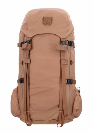 Brauner Nylon-Rucksack mit verstellbaren Gurten, großem Hauptfach, Logoaufnäher, Seitentaschen und verstärkten Schnallen für Langlebigkeit.