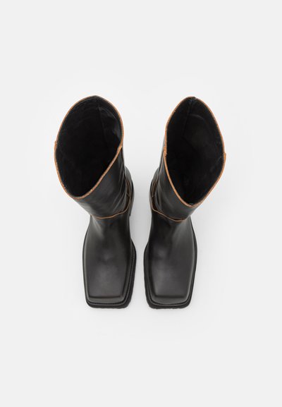ECKHAUS LATTA STACKED BOOT UNISEX - Botas - black/brown