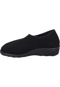 Czarne wsuwane buty wykonane z miękkiego materiału o gładkiej teksturze, z niską gumową podeszwą i przeszyciami na cholewce.