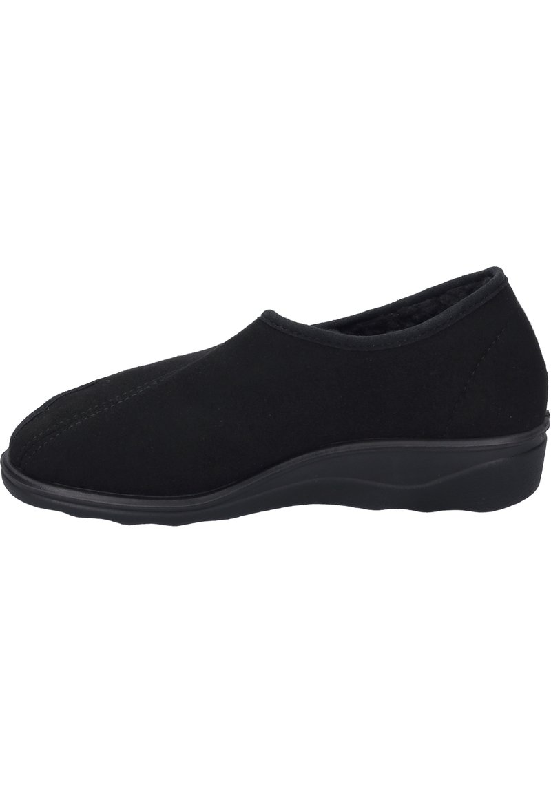 Czarne wsuwane buty wykonane z miękkiego materiału o gładkiej teksturze, z niską gumową podeszwą i przeszyciami na cholewce.