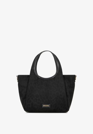 Zwarte suède shopper met afgeronde handvatten afgewerkt met leer en een subtiele luipaardprint textuur, metalen merkembleem aan de voorkant en zijbevestigingen.