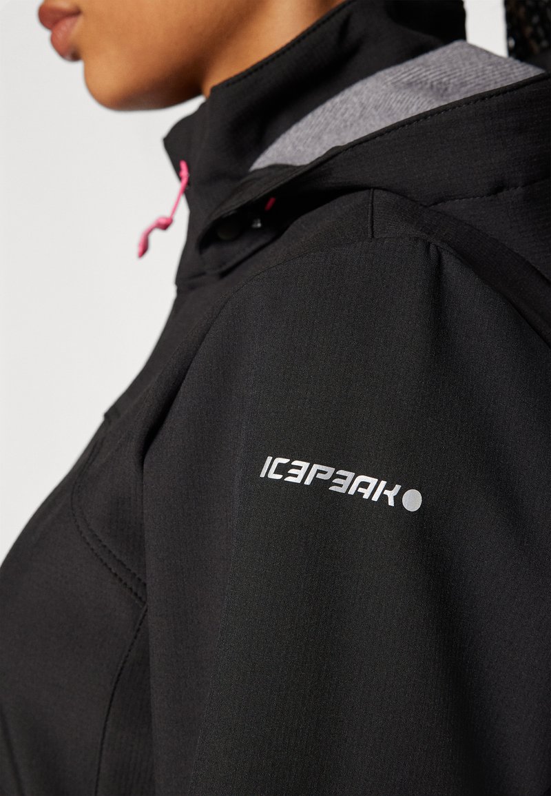 Schwarze Jacke mit hohem Kragen, grauem Innenfutter und pinkem Zugband. Silbernes Logo "ICEPEAK" am linken Ärmel. Glatte Textur.